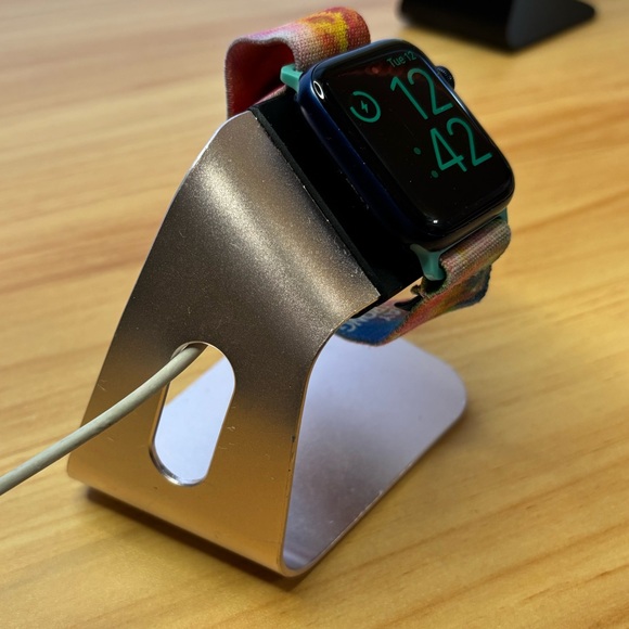 Rose Gold Charger Stand + Apple Watch Charger (Watch to USB) Fast Charging Cable - Picture 7 of 10